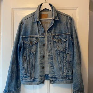Levis jeansjacka 38  - Jeansjacka från levis i storlek 38, fint skick!