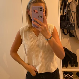 Stickad väst från Zara - Fin stickad väst från Zara🤎 Använd fåtal gånger och är i fint sick! Kan skickas på posten och då tillkommer frakt💫