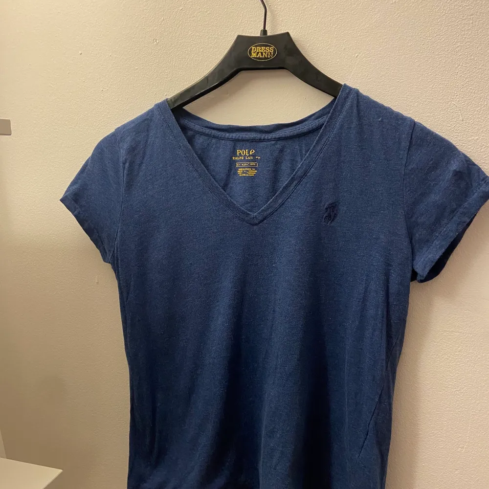 Säljer min fina marinblå Ralph Lauren Polo t-shirt. Använd för sällan därför säljer jag den💞 Men fint skick och bra kvalitet. T-shirts.