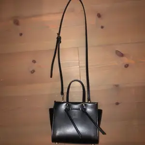 Liten svart väska från zara, har använt i ca några månader av och på.