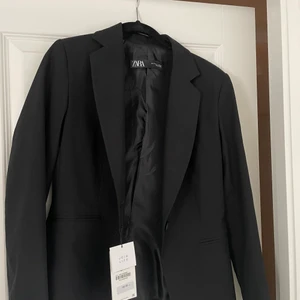 Zara kavaj - Säljer denna oanvända kavajen som är ifrån zara som är helt ny, frakt tillkommer🤪