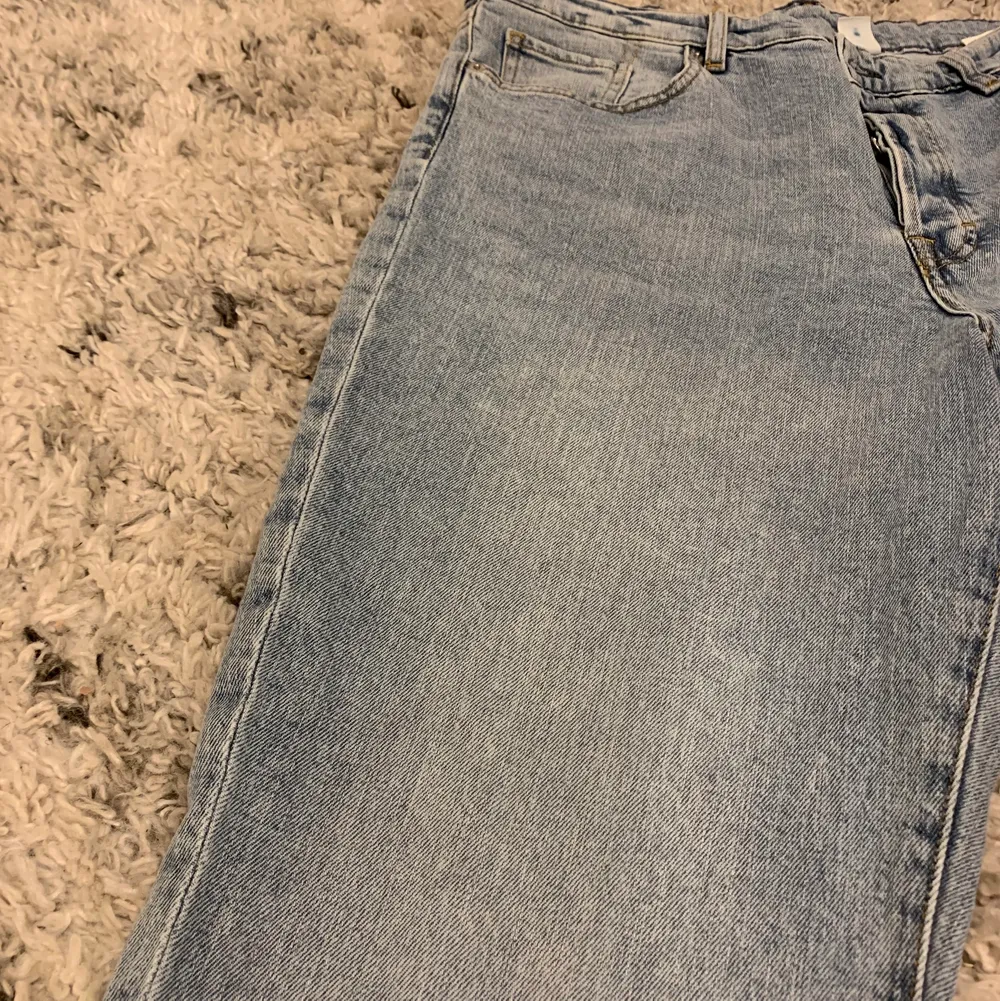 Jeans ifrån demin köpt för 400 säljer för 200. Aldrig använda för att dom är extremt stora i midjan på mig.. Jeans & Byxor.