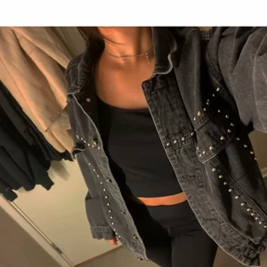 Jeansjacka  - Jacka köpt på Plick säljer pga att den inte kommer till andvändning