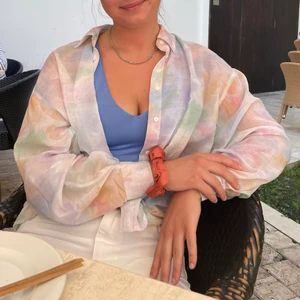 Coloursplash blus - Säljer denna blusen som jag köpt i våras. Den ser ut den får akvarellfärg ”splashad” på den och är i ett väldigt behagligt material 🖤