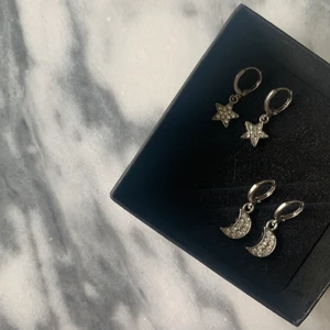 Stella & Luna ⭐️✨ - Lyxiga örhängen med silverpläterade strass berlocker. Örhängena är självklart nickelsäkra! 25% av all vinst doneras till Talita! Pris: 99kr per par (inklusive frakt) 🌟