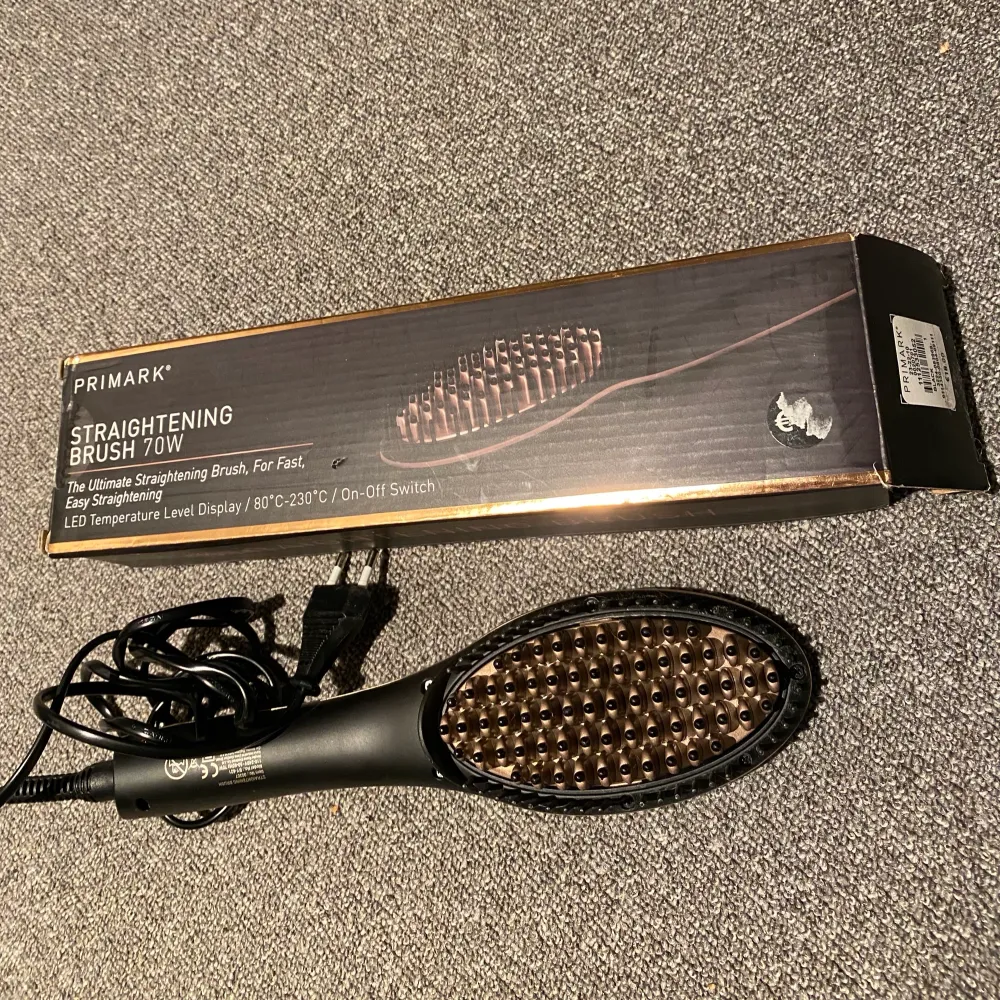 En straightening brush på 70w, använd ett fåtal gånger, fungerar bra men säljer då jag inte längre använder värme på mitt hår. . Övrigt.