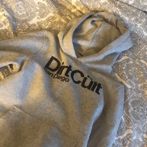 Dirtcult hoodie - Hoodie från dirtcult, aldrig använd