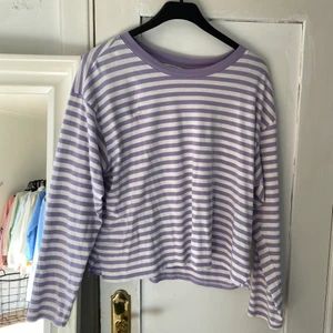 Randig tröja från Monki, Storlek M - Super-skön, ganska tunn, tröja från Monki. 💜