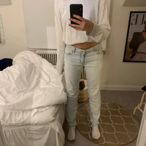 Jeans 27/32 - Säljer dessa low Rise straight jeans från acne x blå konst!! Såå trendiga och snygga😍😍strl 27/32