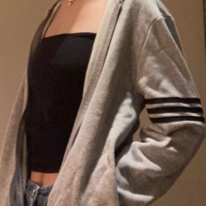 Går Adidas ziphoodie - Säljer min gråa Adidas ziphoodie i storlek S. Köparen står för frakt.💗💗