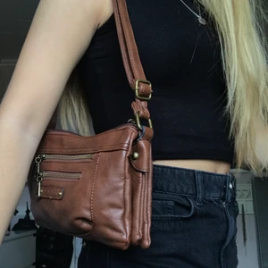 Brun vintage väska  - Snygg brun väska med olika fack och detaljer på🤎 100kr+frakt eller budgivning om fler visar intresse:)