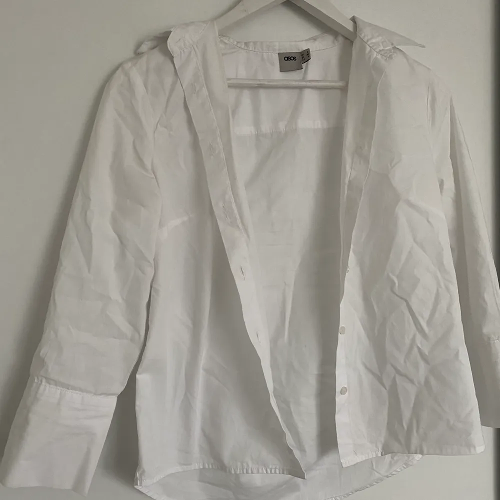 En vit skjorta som kan användas både under vardagen men även vid stranden. Mycket bra skick 🤍. Skjortor.