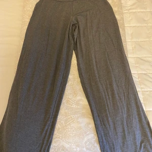 Byxor - Super mjuka byxor, aldrig använt dom men super sköna tunna byxor. Skriv om du är intresserad eller har några frågor.❤️