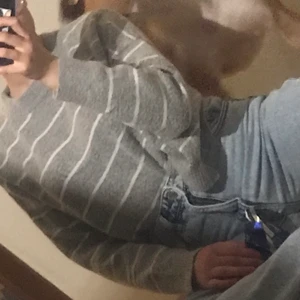 Randig H&M tröja - Strl M - Säljer tyvärr den här super-gosiga tröjan då jag knappt har på mig den!  Skriv gärna privat om du gillar den eller vill ha mer info :-)          - också öppen för byten :)    Vi delar på frakt kostnaden.