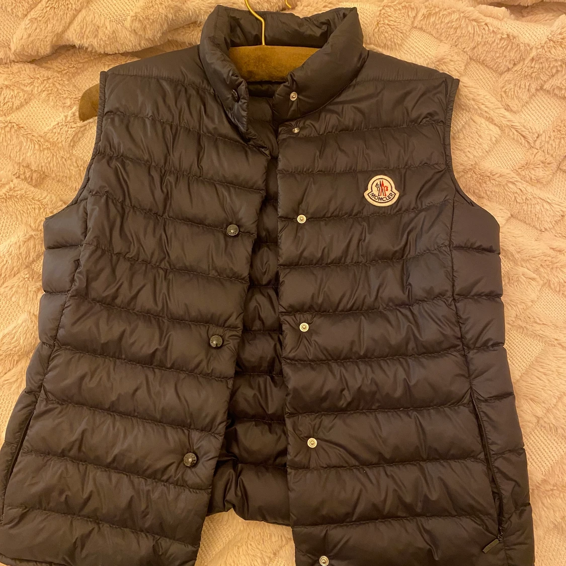 Moncler väst i toppskick 