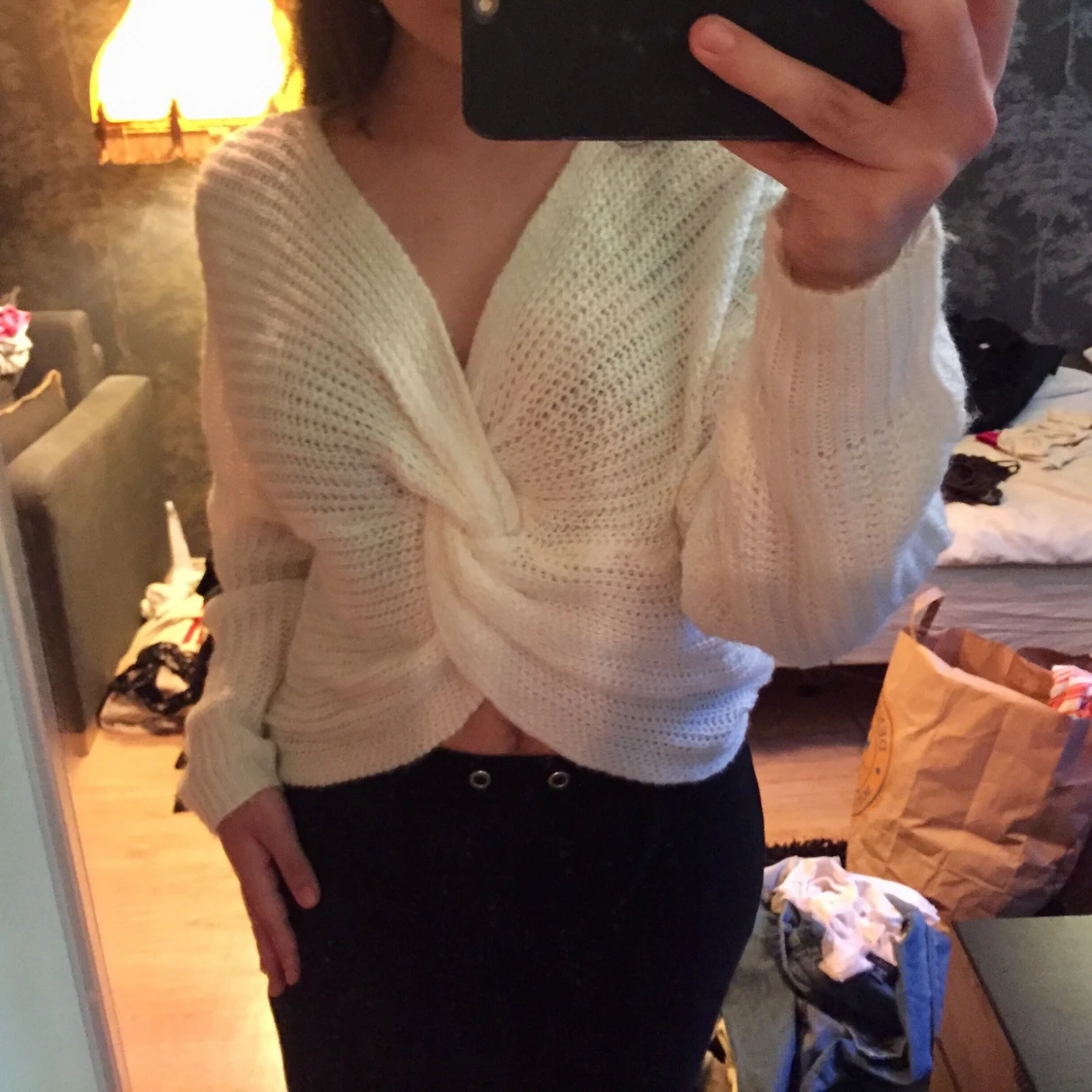 Vit stickad tröja med knut