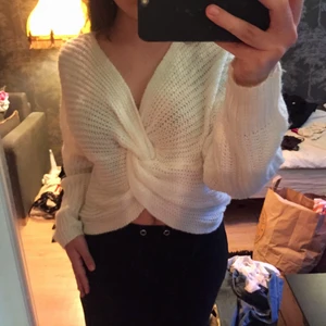 Vit stickad tröja med knut - Väldigt fin och mysig tröja, super bekväm. Bara använt en gång så den är så gott som ny. 