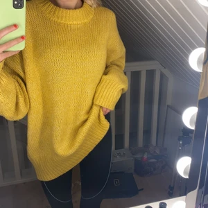  Stickad tröja  -  Stickad tröja från lager 157, senapsgul och lite längre i modellen.