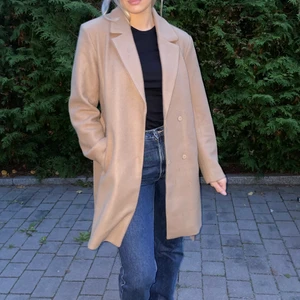 VILA KAPPA - Detta är en snygg och klassisk kappa från VILA som tyvärr inte kommer till användning som den förtjänar och säljs därför.  Den är fodrad och passar väldigt bra nu i vinter! ❄️  I väldigt bra skick🧥  Storlek 38 Köpare står för frakt 🚚 