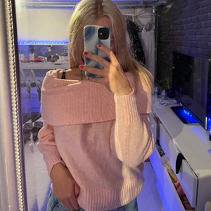 Rosa stickad tröja - Säljer nu denna supersköna stickade tröja då jag aldrig använder den. Den är använd fåtal gånger då jag inte tycker den är min stil. Den är i storlek M och kommer ifrån h&m. Pris kan diskuteras!