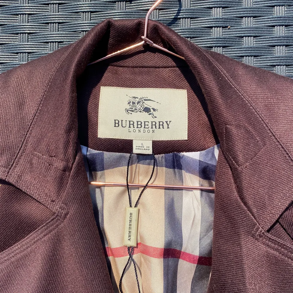 En super fin burberry trenchcoat i en fin mörk brun färg. Den är använd en gång och är i helt orört skick. Säljer på grund av att jag tycker den är svår att matcha med andra plagg men passar perfekt till någon som gillar att bära jordnära färger. Den är i 95% ull och otroligt mjuk i materialet. Storlek L i dam  Nypris 15000kr kvitto finns dessvärre inte kvar. Jackor.