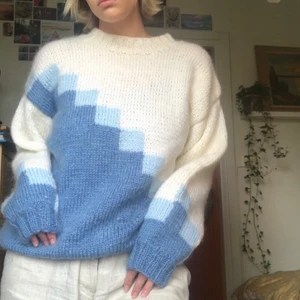 Hemstickad tröja! - Helt underbar hemstickad vintagetröja köpt dyrt secondhand! Älskar den verkligen men den kommer inte till användning😢💓 Inte stickig! Sitter fint lagom oversize på mig som är en S/M men sitter nog bra på en XS-L beroende på önskad passform🥰🥰