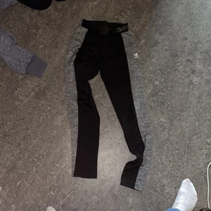 Adidas tränings byxor storlek M - Fint skick en liten skada som ja har fotat 