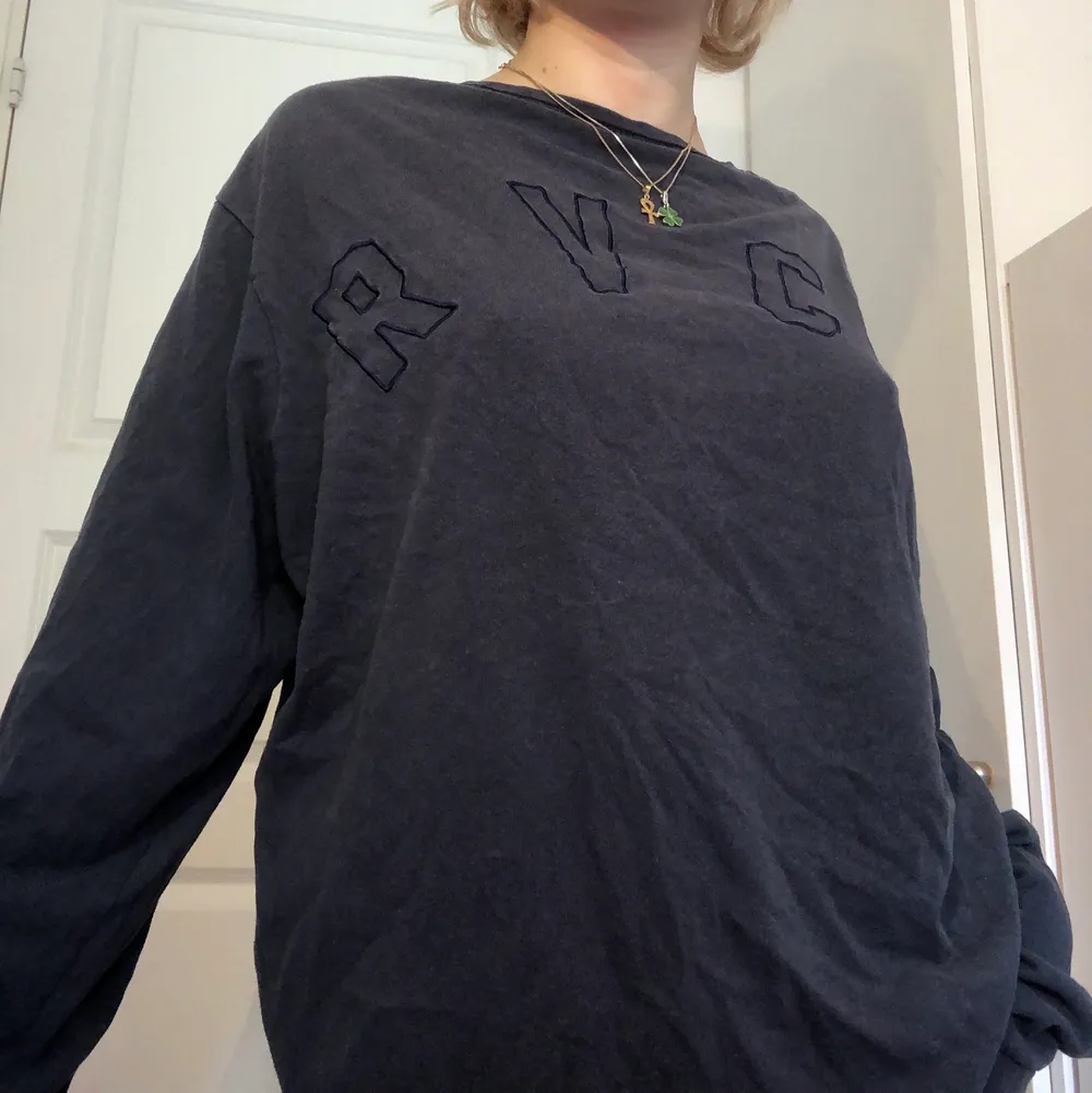 grunge-aktig street-style långärmad tröja, grå/svart med embroidered text, svinsnygg till ett par jeans och en fet mössa🌶 köpt på Urban Outfitters och kom ej till användning, passar i princip alla storlekar:) 💖. T-shirts.