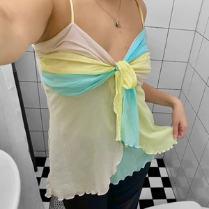 Linne - Super gulligt linne i strl 40-42, men passar mig med s/m. Liten fläck på bröstet, knappt synligt (se sista bild) skriv för fler bilder 🥰❤️‍🔥 kan gå ner i pris vid snabbköp ☺️