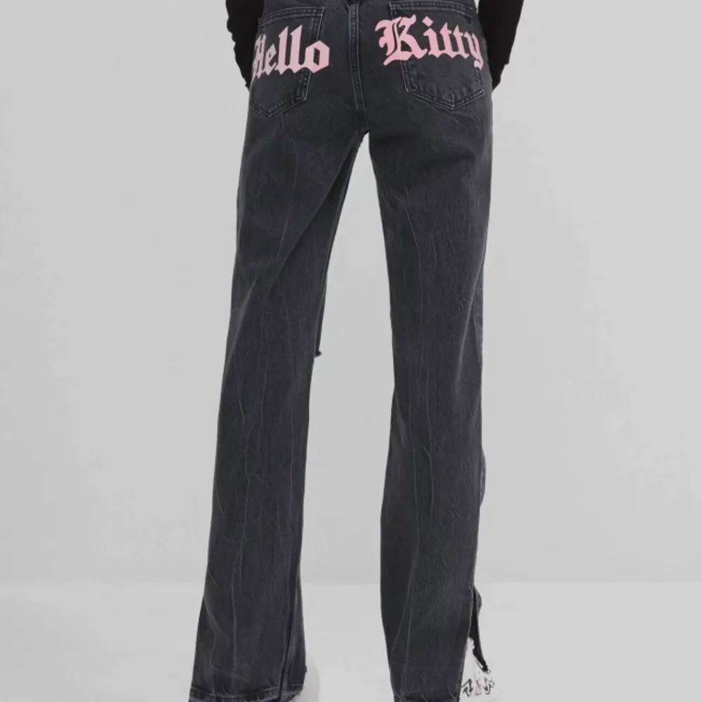 Hello Kitty jeans från berska som säljs pågrund över att dem är för stora för mig som är 160. Jeans & Byxor.