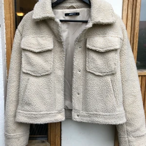 Höstjacka strl 34 -  Beige Teddyjacka perfekt för hösten eller svalare vinter. Köpt från Gina tricot och bara använd fåtal gånger. Storlek 34 men är stor i storlek.