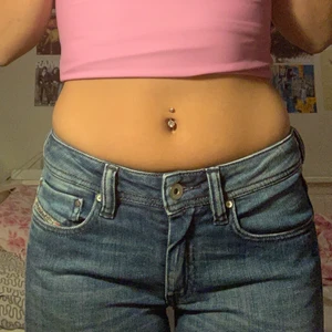 Diesel lågmidjade jeans  - Lågmidjade jeans som ger assnygg passform en aning för små för mig som brukar ha 27 i strl men annars de perfekta jeansen❤️‍🔥❤️‍🔥❤️‍🔥