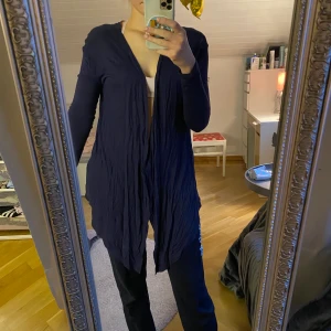 Kofta  - Säljer denna mörkblå koftan från HM. Storlek 158/164. Lite längre fram än bak. Jättemjuk och skön. Kan skicka fler bilder.