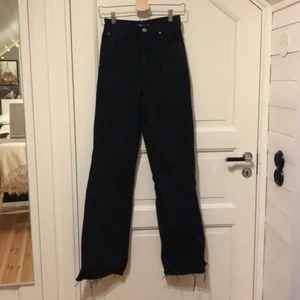 Zara jeans - Säljer dessa super fina zara jeans i stl 32💜säljer pga för små men älskar dem. Det är deras full length och är långa i benen. Jag är 170. DM för fler bilder och info