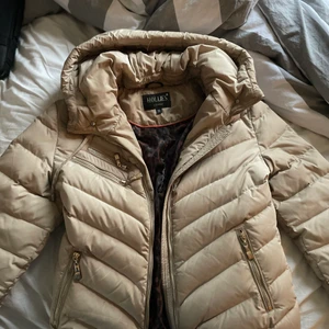 Hollies jacka st 38  - Min lillasyster som är 15 år har använt den så den är lite skitig på vissa ställen men inga fläckar som inte går bort! Köpte den för 4000kr och nu passar den mig inte riktigt längre så vill bara bli av med den🙂 kan gå ner i pris vid snabb affär! 