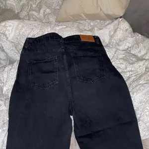 Svarta raka jeans från NA-KD, storlek 42 men skulle säga mer 40. Köparen står för frakt. Nypris 499kr