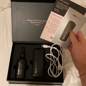 Tanrevel - Säljer min tanrevel då den inte används längre! Texten på själva maskinen har trillat bort lite🖤 Färgen som jag har köpt till ingår och är i luxury dark och är typ en tredje del kvar i. Använd typ 10 gånger. Nypris 800 kr