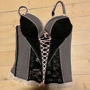 Rutig korsett med spets - Korsett som tyvärr bara kommit till användning ett fåtal gånger :// rutig, spets, dekorativ snörning, you name it! Stängs med hakar/haspar i ryggen. Står ingen storlek utöver kupstorlek (85C)