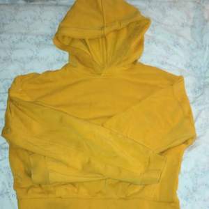Denna gula hoodie från Cubus säljer jag för att den är för liten. Den är knappt använd och är i fräscht skick. Går även att buda på💛💛