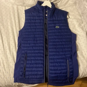 Lacoste väst i nyskick - Lacoste väst i nyskick, storlek S. Köpt för cirka 1000. Väldigt fin väst och fräsch. 