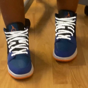 Snygga jordans  - Säljer mina jordan 1 för dom är försmå, men dom är väldigt snygga och fräscha, knappt använda och snörena är reflexer vilket är sjukt snyggt