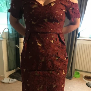 Vinröd klänning från NA-KD - Vinröd klänning med hudfärgat undertyg. Diskret dragkedja finns vid ryggen. Endast använd för att prova och för att ta bild (lappar finns kvar sedan inköp). Jag är 165cm lång och normalt en M i storlek och den är något för stor för mig. 