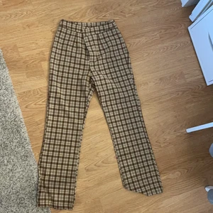 Rutiga kostymbyxor  - Super fina beiga kostymbyxor från SHEIN. Aldrig använda endast testade, är 170 och de är för korta i benen. Frakt tillkommer på 66kr. Skriv för mer info!✨