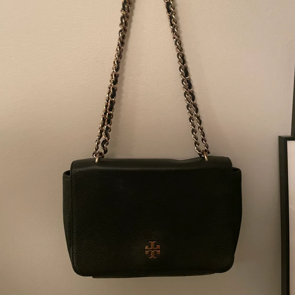 Nu säljer jag min fina välanvända Tory Burch väska som är köpt i USA. Svart me guldiga detaljer. Haft den väldigt länge så säljer den billig, passa på😃 Det går både att ha långt och kort band, dvs hängandes över kroppen eller endast på axeln. Köparen står för frakten. 💕😇🔥. Väskor.