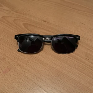 Solglasögon - Svarta solglasögon. Bra skick