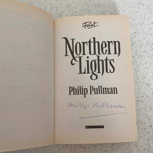 Säljer boken Northern Lights som är signerad av författaren, den är på engelska. Köparen står för frakt!