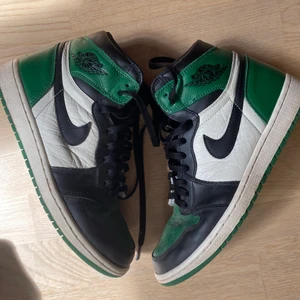 Nike air Jordan 1 Pine green - Säljer mina Pine greens! Väldigt fint skick och väldigt snygga på för ett extremt bra pris. Låda finns och kommer med, samt fler bilder om så önskas! Storlek 44.5 PRIS KAN DISKUTERAS
