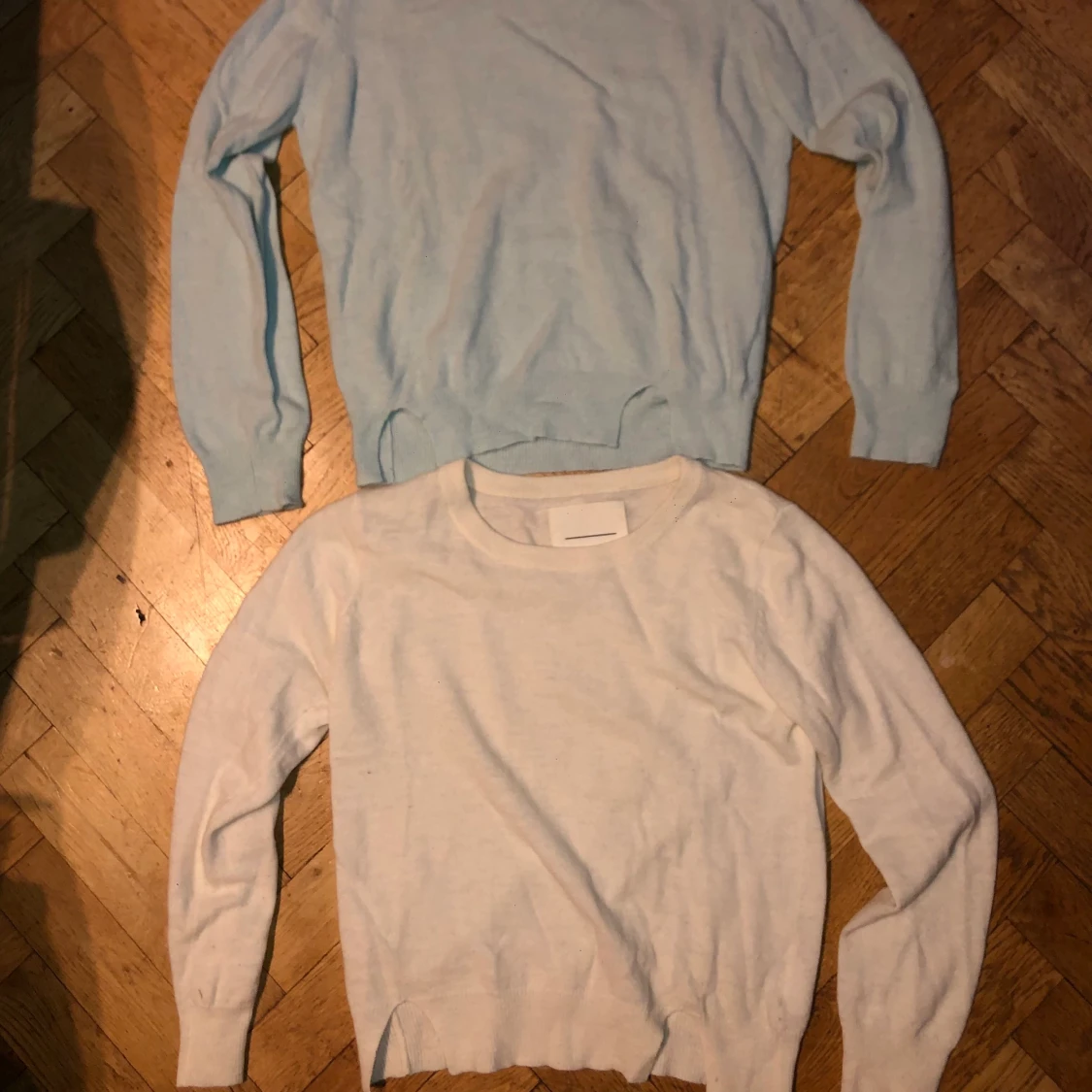 Finstickade tröjer i liknande material som cashmere 