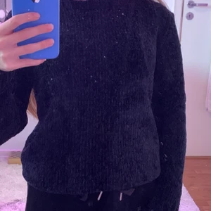 H&M stickad tröja strl XS - Svart stickad tröja från hm, väldigt varm, liten i storleken 