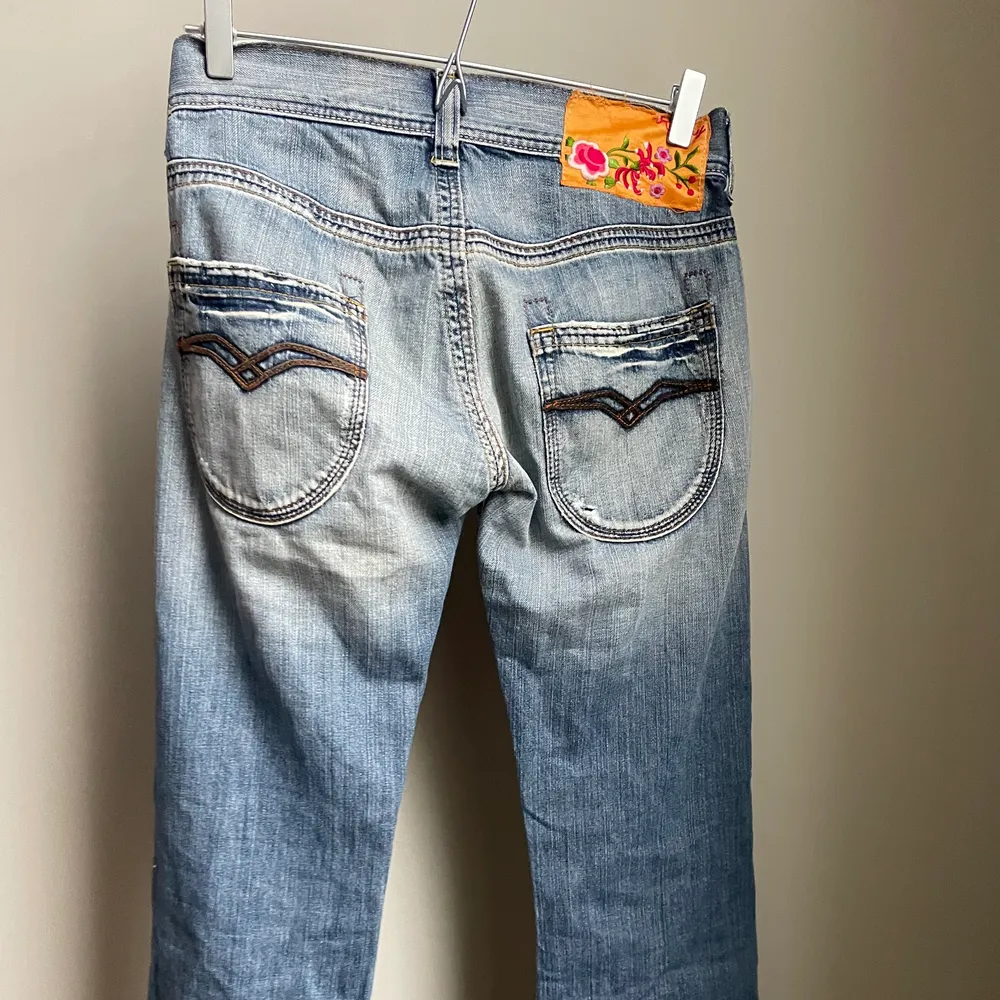 INTRESSEKOLL 💖 Supersnygga raka low-Waits replay jeans 💖 Dem är använda en del men i jättebra skick, stl w27 l34 ( ca 36 i vanliga storlekar ) och är lagom långa på mig som är ca 177 cm. Säljer pga av att jag inte använder dem så mycket längre 💖. Jeans & Byxor.